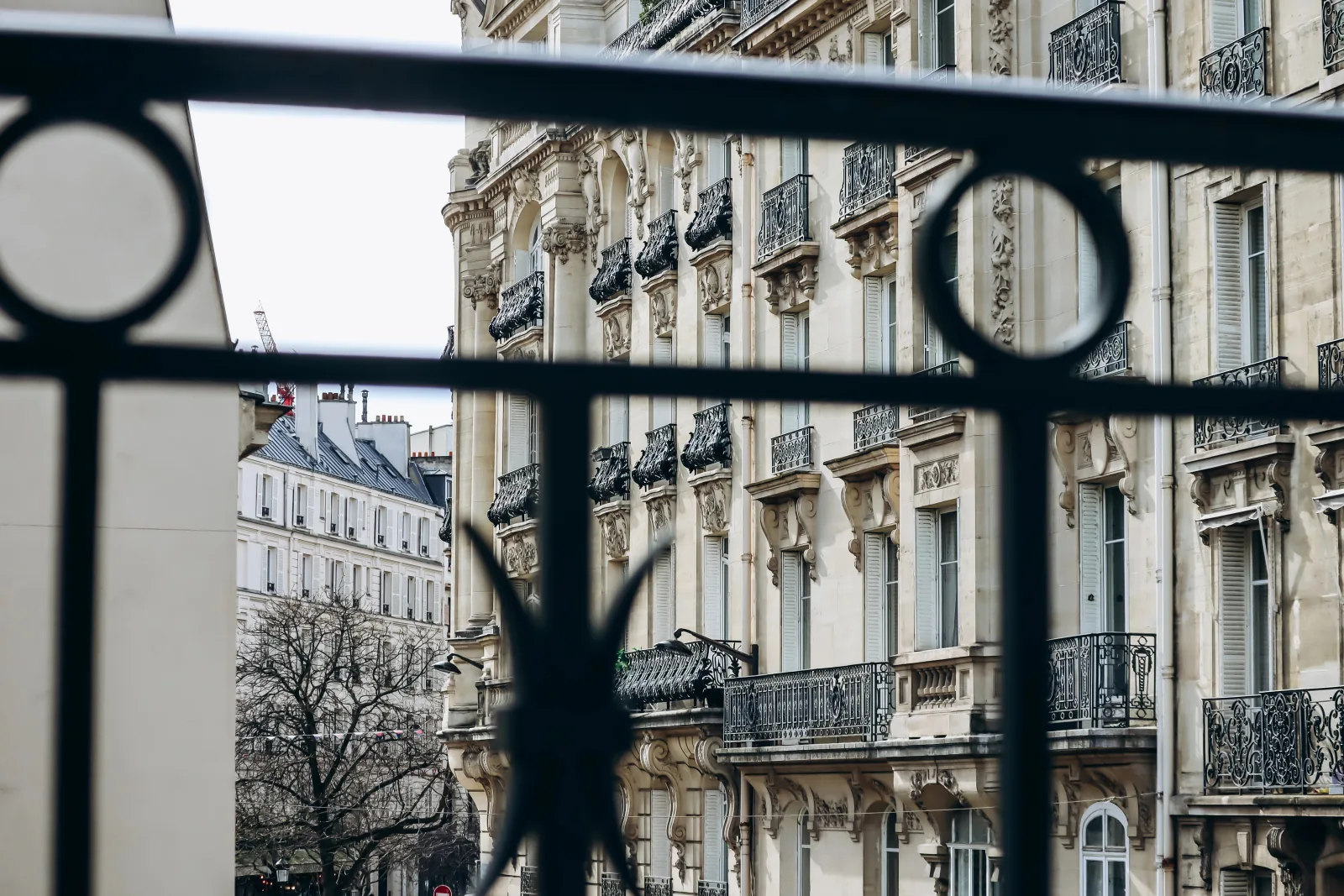 Façades d'immeubles anciens d'une rue du 1er arrondissement, au cœur du centre historique de Paris