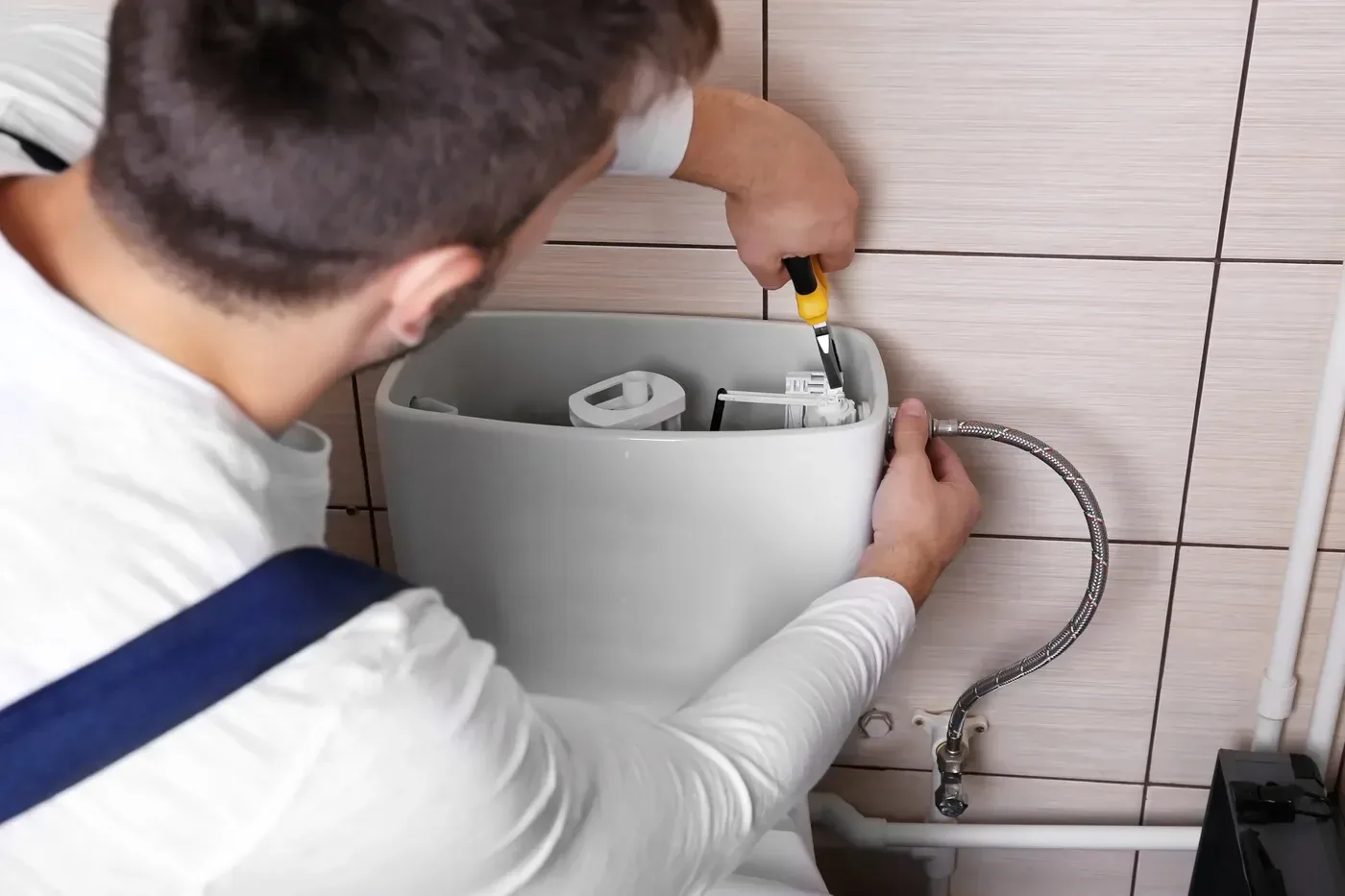Pose d'un mitigeur de lavabo neuf lors d'une intervention de robinetterie dans le 1er arrondissement de Paris
